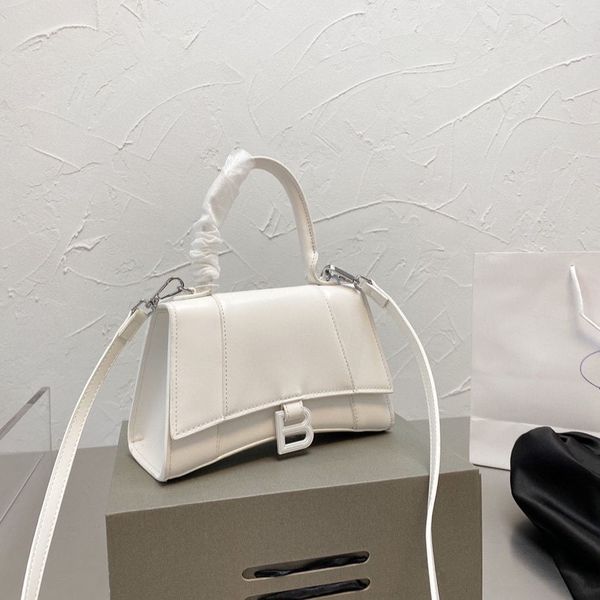 

2021 new hourglass hand-held messenger fashionable women's leather crescent bagr0g7
