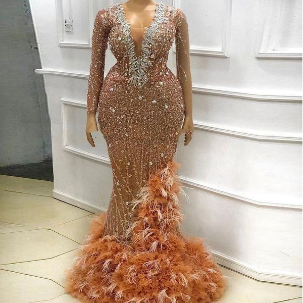 Sparke Perlenkristalle Meerjungfrau Abendkleider reine lange Ärmel plus Größe luxuriöser Federn untere Prom -Festzugskleider Robe de Soiree für arabische Frauen