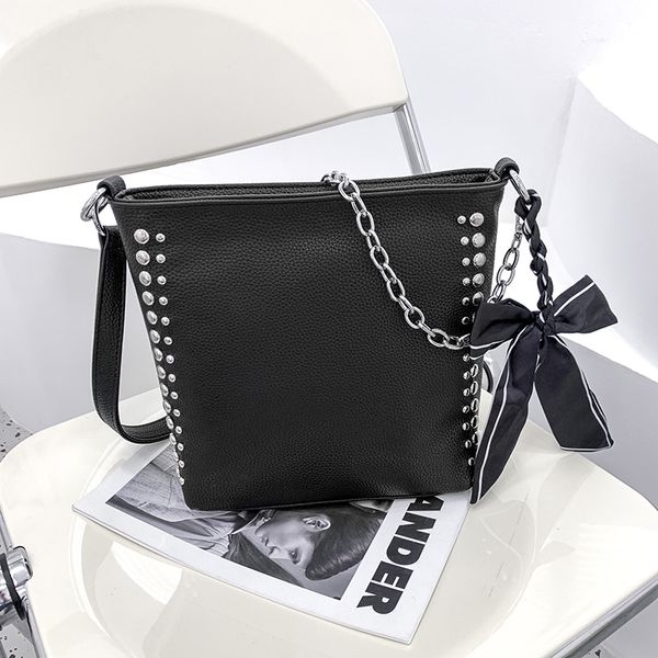 

retro chains rivet large capacity tote bag women shoulder bags lady commuting pu leather hangbag and purses solid color