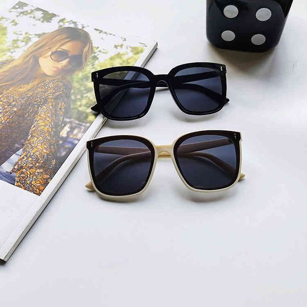 

2021 new gm sunglass men's and women's polarized sunglass large frame v brand net red glass 725, White;black