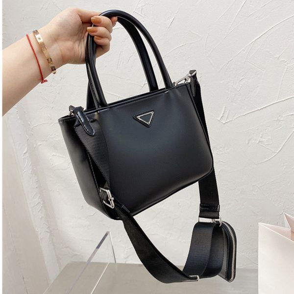 

women luxurys designers bags 2021 three in one bill of lading shoulder s crossbody bag zhouzhoubao123 designer handbags purse wallet handbag