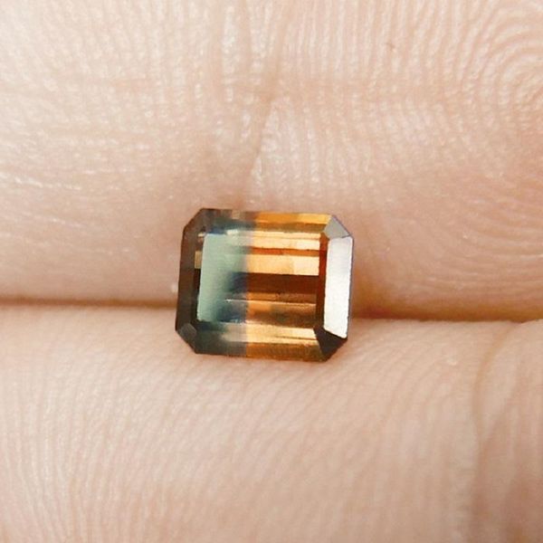

other 1.23 carat natural no heat rare bi-color sapphire metal green/orange gil