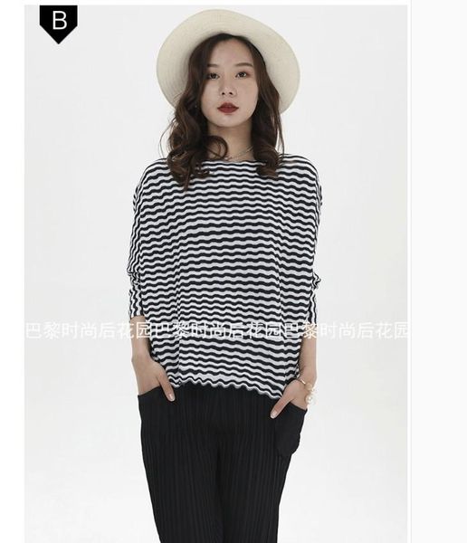 

women's t-shirt selling miyake fashion o-neck fold in stripe half sleeve stock, White