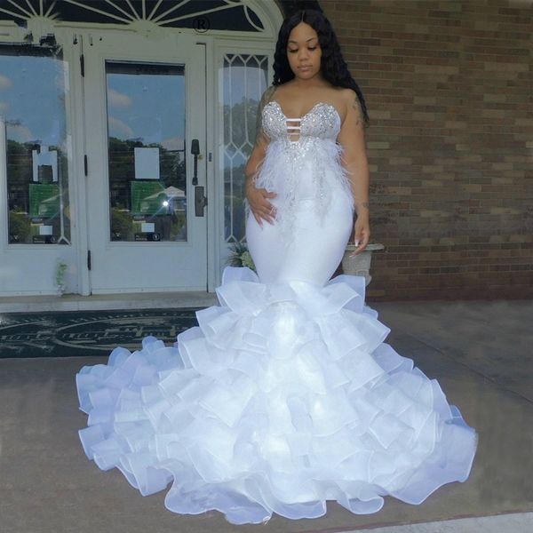 Abito da sposa bianco sexy con sirena a cuore e ragazze nere africane, cristalli di lusso, perline, piume, volant a strati, abiti da sposa da donna