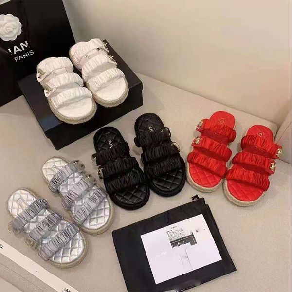 

in summer 2021, the new flat bottomed round head slippers wear a small fragrance net red. the same flip flops are casual and, Black