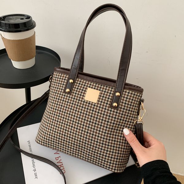 

advanced lattice hand women's 2021 new fashion korean version versatile one shoulder messenger bag bucket