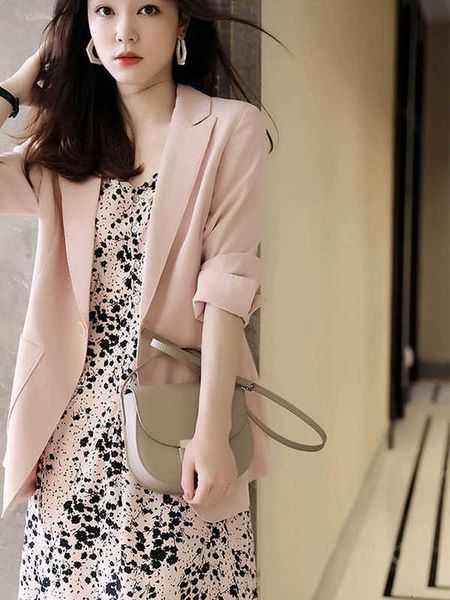 

in early spring of 2021, wear a two-piece suit with floral suspender drs, Black;gray