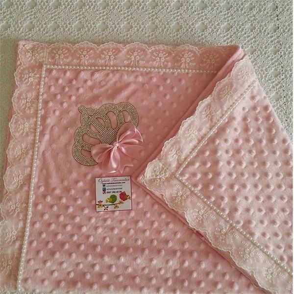 Coperta per neonato in pizzo Prince Princess Crown Mantiene al caldo grazie alla sua particolare struttura. Ha una consistenza leggera e morbida. 90*100 cm 210309