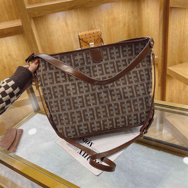 

2022 latest handbag factory store on women's autumn and winter bucket large capacity red single shoulder messenger