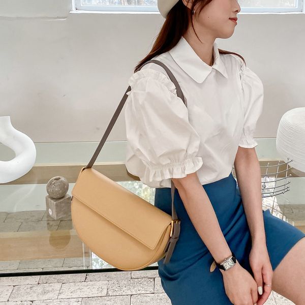 

design hand niche design messenger leather 2020 new french stick half round saddle armpit bag tide 1951, Red;black