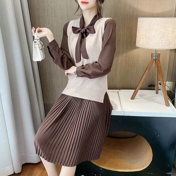 

2021 new japanese and spring two piece retro fashion long skirt pleated knitted cardigan suit hh1j, White