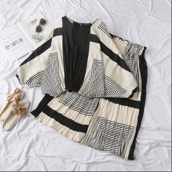 

ewq] 2021 spring autumn new pattern round batwing sleeve hit print patchwork two piece set women suit large size 3ak02609a, Gray