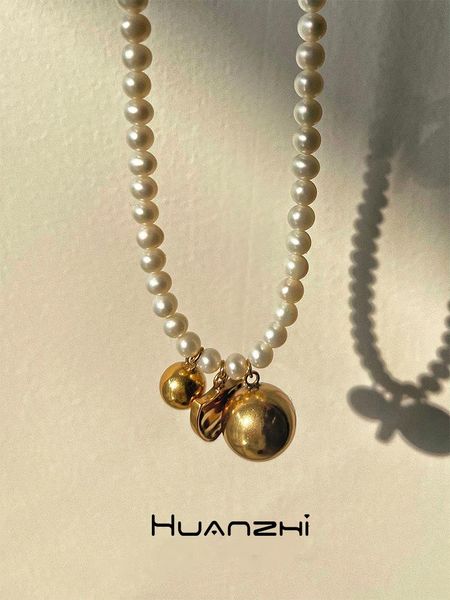 Collane con ciondolo HUANZHI 2021 Design vintage color oro con palla scudo collana di perle barocche per accessori da viaggio per feste da donna