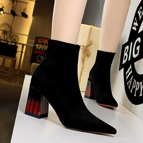 

black women's block winter boots. 161p