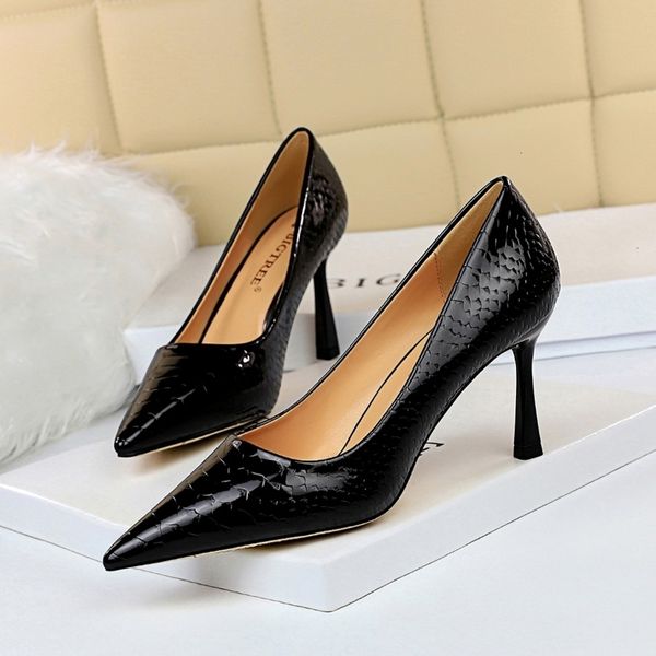 

2020 fashion nightclub slimming snake shine patent leather shallow pointed heels wedding shoes, Black