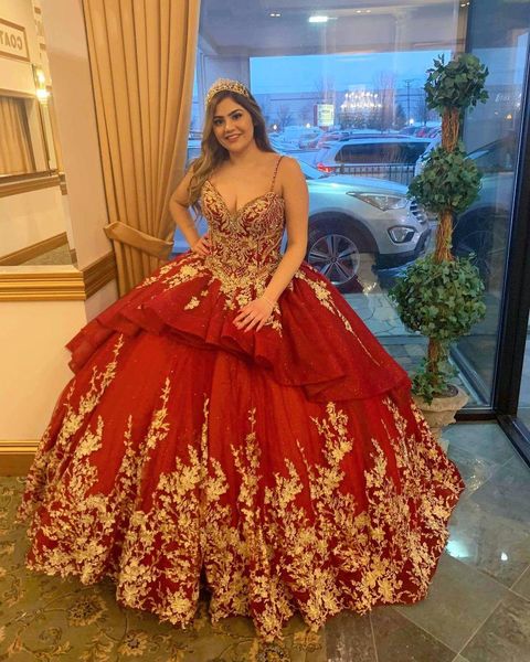 Dark Red Quinceanera Vestres Spaghetti tiras com apliques de renda dourada Salia de tule em camadas de renda