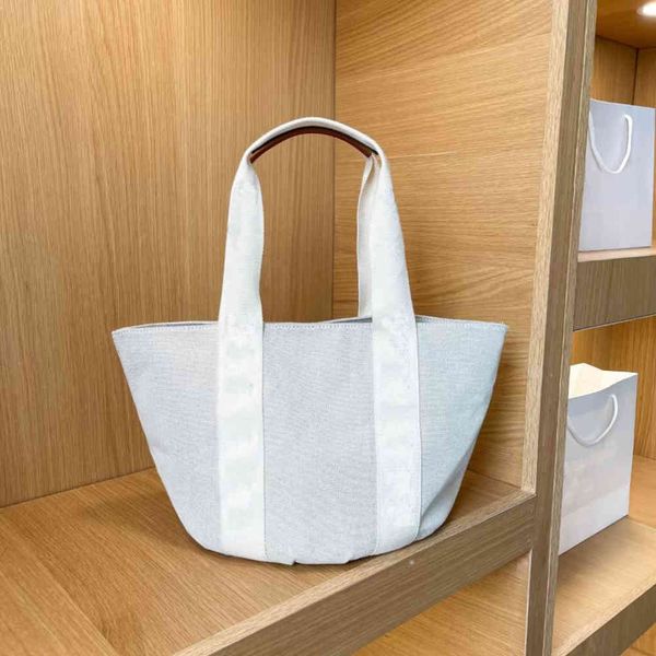 

the new hand bag in september 2021 is comfortable and practical, with zipper space inside