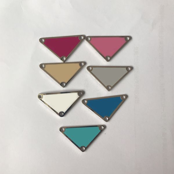 Multicolor Lettera Triangolo Componenti per gioielli fai da te Accessori con timbro Accessorio in pelle in metallo per borsa Gioielli in tessuto all'ingrosso