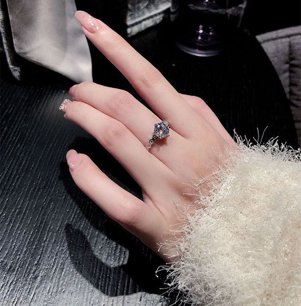 Novo anel de diamante de favo de mel de cristal azul incrustado de prata brilho de luxo feminino noivado acessórios de casamento