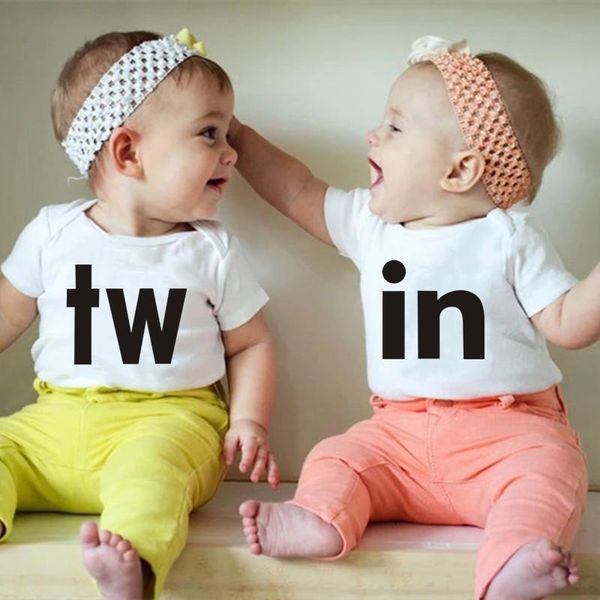 Macacões Tw Em Carta Imprimir Bebê Bebê Meninos Meninas Branco Bodysuit Twins Romper Jumpsuit Outfits Roupas Hipster 0-24m