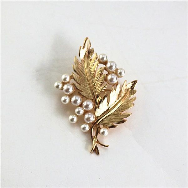 

pins, brooches 2021 european and american style leaves inlaid imitation pearl fashion personality brooch, Gray