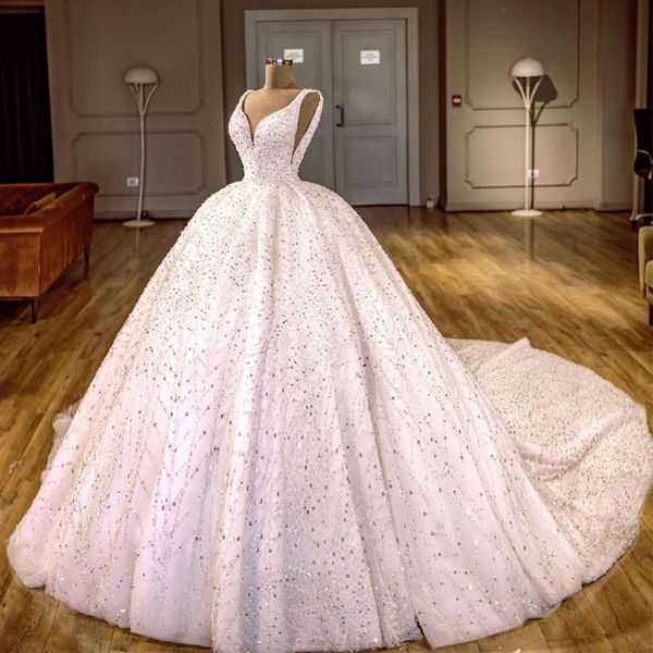 Splendido abito da ballo principessa abiti da sposa perline di cristallo scollo a V Dubai abiti da sposa arabi abito da sposa taglie forti