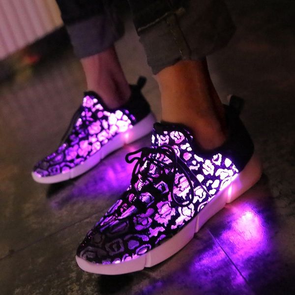 EU # 25-47 Scarpe LED USB ricaricabili luminose Sneakers in fibra ottica scarpe bianche per ragazze ragazzi uomini donne scarpe da sposa per feste 210303