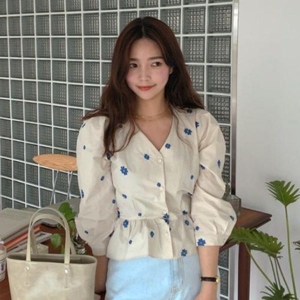 

ruffle hem embroidery flowers women's shirt v-neck puff sleeve short clothing 2021 autumn female sweet button up shirts, White
