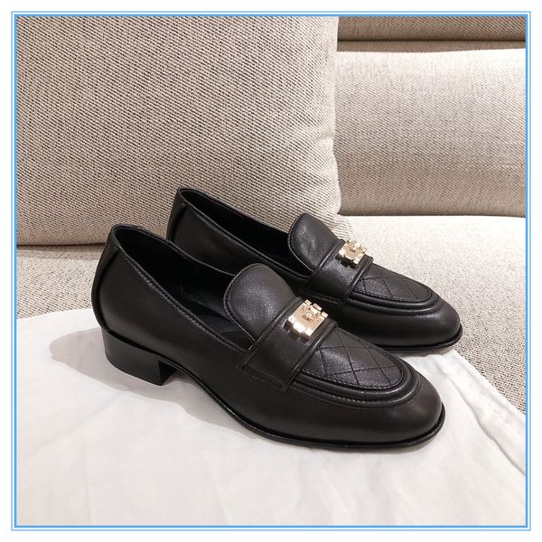 

2021ss selling high-end women shoes fashion trend metal chain decoration wide flat delicate shoes black leather lady dress slippers business