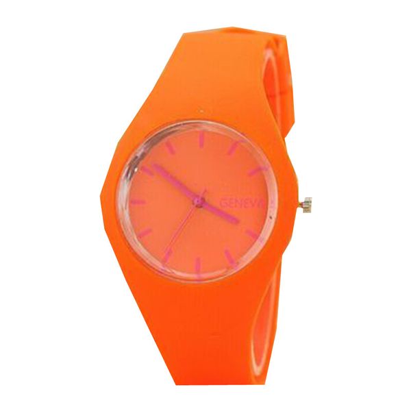 Lady observa os relógios de pulso ultrafinos da moda com barra de pulseira com pulseira de silicone de cor creme relógio