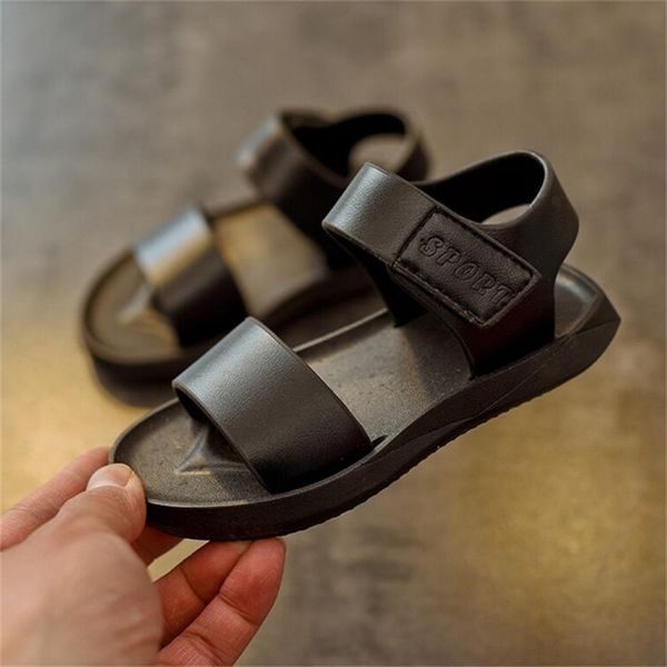 Sandálias de Ulknn para meninos 2021 Verão Nova Sandália Children 1-6 Anos Velho Menino Simples Sapatos de Praia Preto Sapato Branco Atacado 21-25 210306