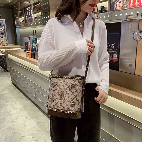 

2022 factory wholesale new simple and versatile bucket badge printed single shoulder diagonal span chain bag