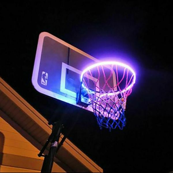 L'attaccamento del bordo del canestro da basket della striscia luminosa attivata dal sensore solare a LED aiuta a sparare alla lampada notturna