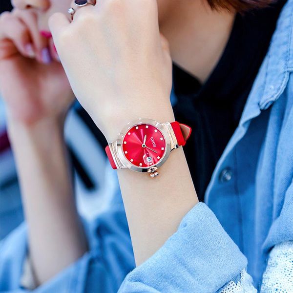 Armbanduhren Modeuhr Frauen Leuchtendes rotes Farbzifferblatt Damen Quarz Einfacher Kalender Lederarmband Geschenk für Freundin