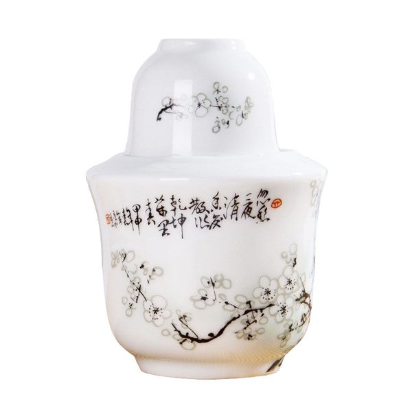Белая слива расцветает саке с более теплым горшком японской фруктовой винной посуду черные чернила картина фарфоровые порции чашки саки.