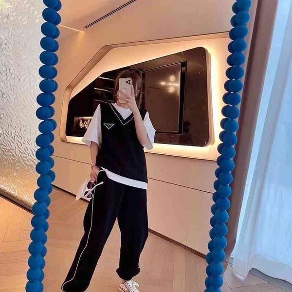 

2022 factory wholesale new model design simple style leather label three piece sports suit leggings women's pants, White