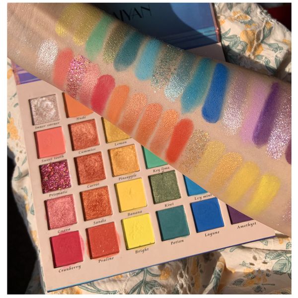 Tavolozza di ombretti di bellezza trucco cosmetico impermeabile 30 colori perlescente Palette arcobaleno lampeggiante opaca facile da definire per migliorare le tue caratteristiche