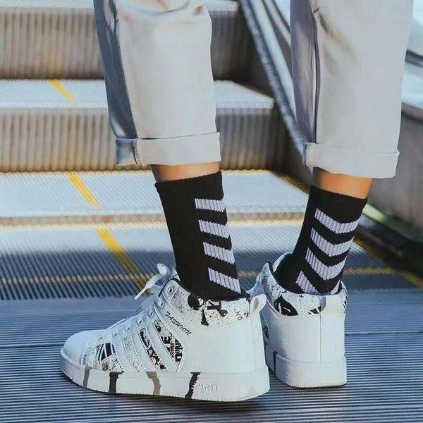 

men's socks men black white stripe cotton harajuku trendy hip hop sports sock personaly street skateboard couples soxs male long sox