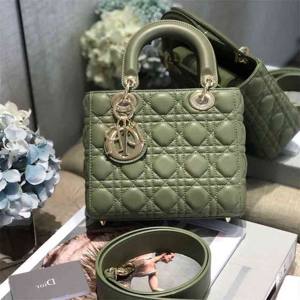 

handbagdiana bag, the capacity is also super able to pack just need go out all inclusive size: 20cm handbaggg bag