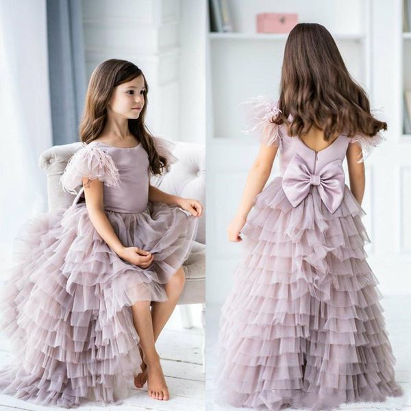 Vintage Flor Meninas Vestidos Jewel Mangas Curtas Hi-Lo Lace Appliques Adorável Crianças Formal desgaste Backless Tiers Pageant Vestidos