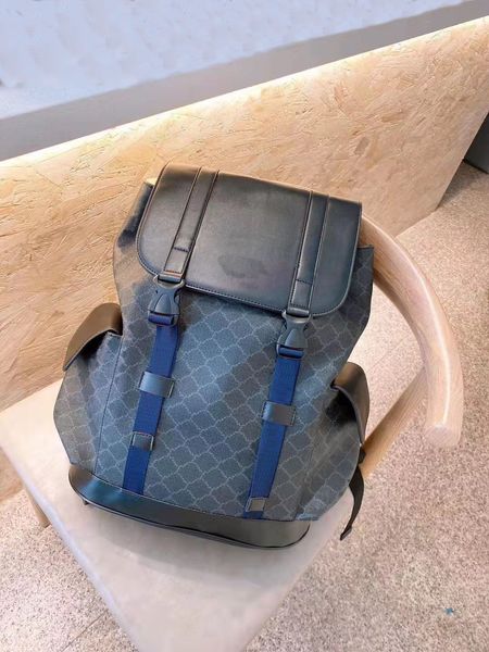 Tasarımcı tasarımı erkek seyahat sırt çantası. Dekoratif harf deseni. Manyetik çıtçıtlı kapaklı yan cepler.
