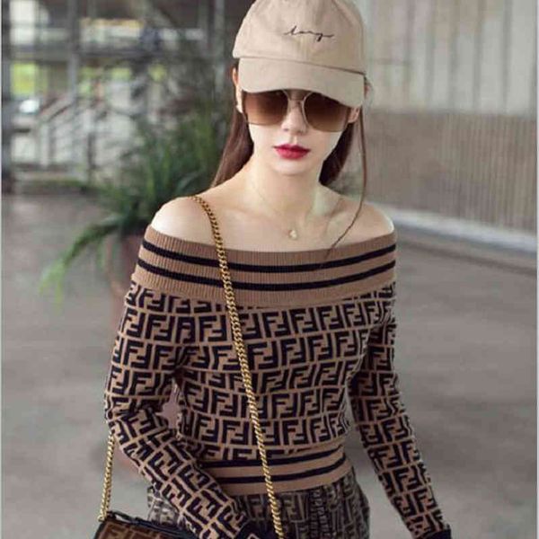 

2022 factory wholesale new qi wei's one line collar letter jacquard knitted short slim sweater in spring and summer, White;black