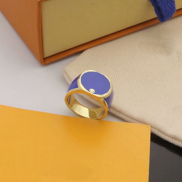 Europa américa estilo moda estilo anéis homens senhora mulheres ouro-cor metal gravado v iniciantes flor azul esmalte amantes cores signet anel tamanho US6-US9 m68265