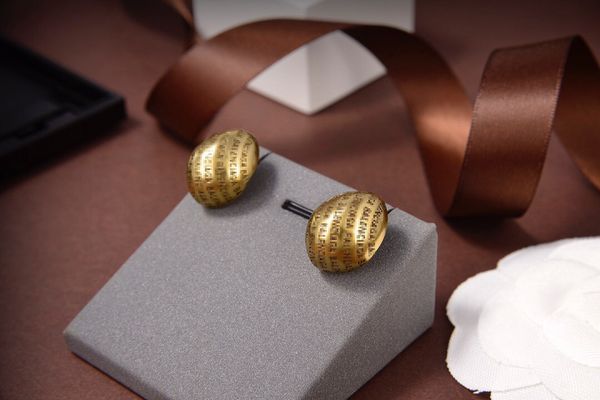 

70% off luxury jewelry feeling letter stud brass earrings, Golden;silver