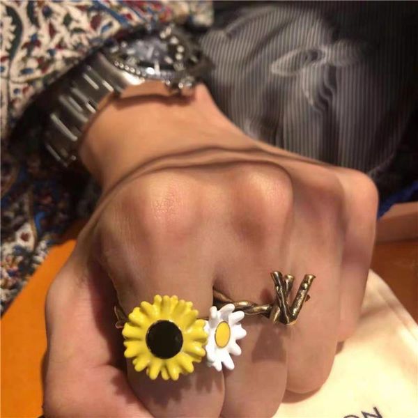 

cluster rings uilz wu yifan's design fashion small chrysanthemum wild ins couple anniversary trend jewelry, Golden;silver