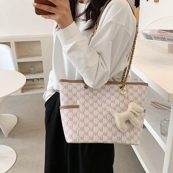 

daily bag xiaohong schoolbags female summer student large capacity 2021 new fashion all-matching trend chain tote big bag