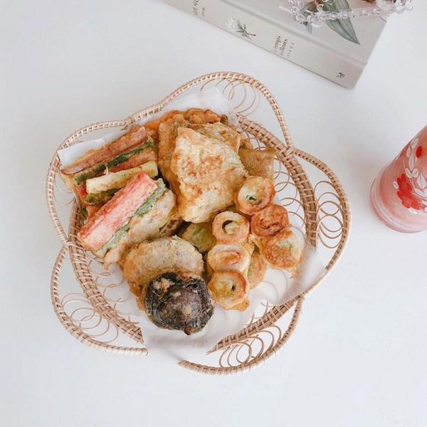 

storage baskets petals shape rattan tray food fruit bread breakfast hand-woven wicker tea dessert serving plate for dinner table decor
