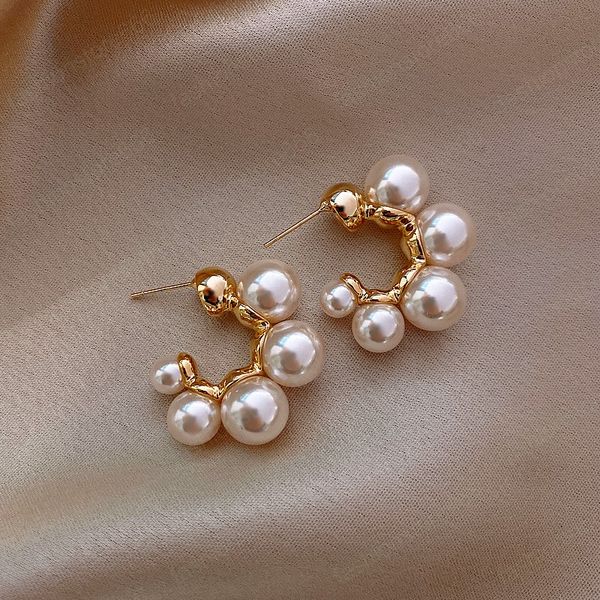 Orecchini di perle intarsiati di moda Eleganti orecchini pendenti di perle d'imitazione per le donne Gioielli coreani Orecchino di lusso per ragazze da festa