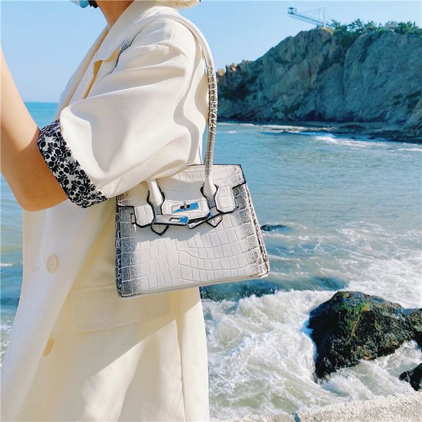 

female xia xiaozhong 2021 new fashion crocodile armpit work bag