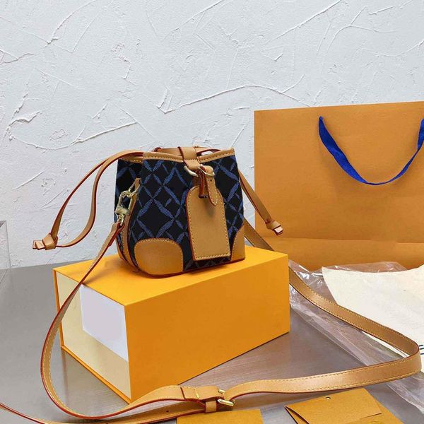 

purse cloud crossbody bucket handbag color matching design detachable gold chain pattern design fashion bag